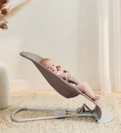Stole|Møbler-BabyBjörn Skråstol - Bliss - Petal Quiltet - Sandgrå