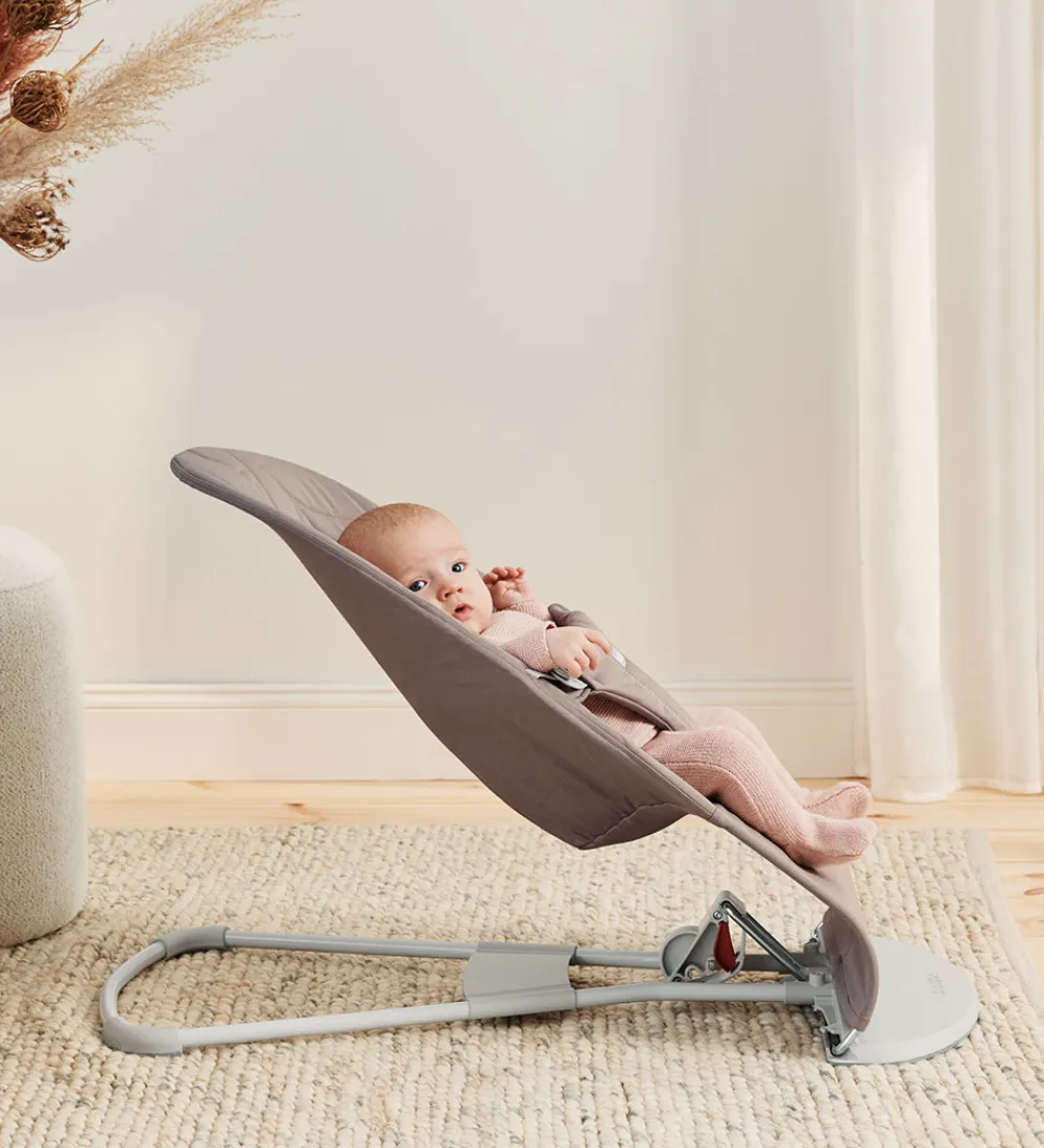 Stole|Møbler-BabyBjörn Skråstol - Bliss - Petal Quiltet - Sandgrå