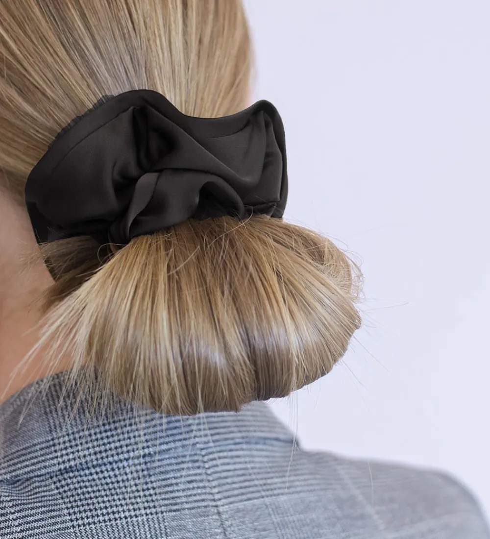 Scrunchies|Hårelastikker-By Stær Scrunchie - Anemone - Sort