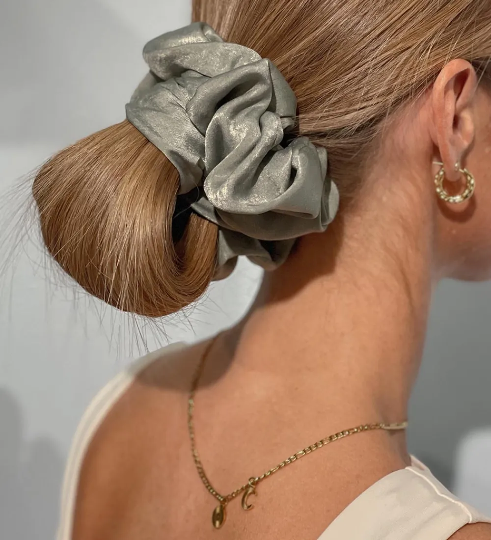 By Stær Scrunchies|Hårelastikker*Scrunchie - Isabella - Støvet Grøn