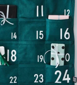 Julekalender-Design Letters Julekalender - 73 cm - Mørkegrøn