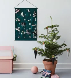 Julekalender-Design Letters Julekalender - 73 cm - Mørkegrøn