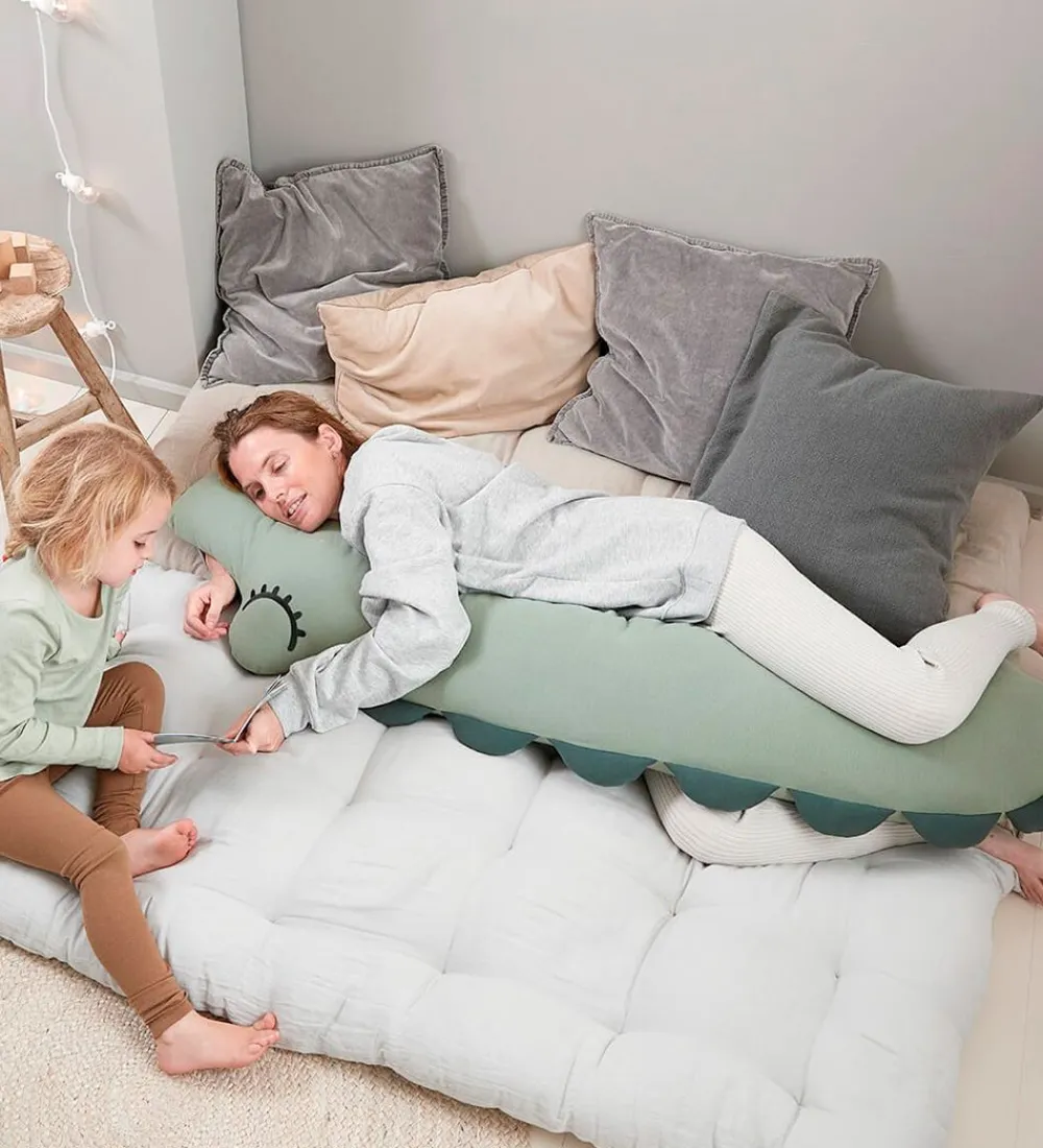 Done by Deer Pyntepuder*Pude - 160x40 cm - Comfy - Croco- Grøn