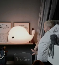 Filibabba Natlamper|Fritstående Lamper*Lampe - The Friendly Whale Christian - 30 cm - Hvid