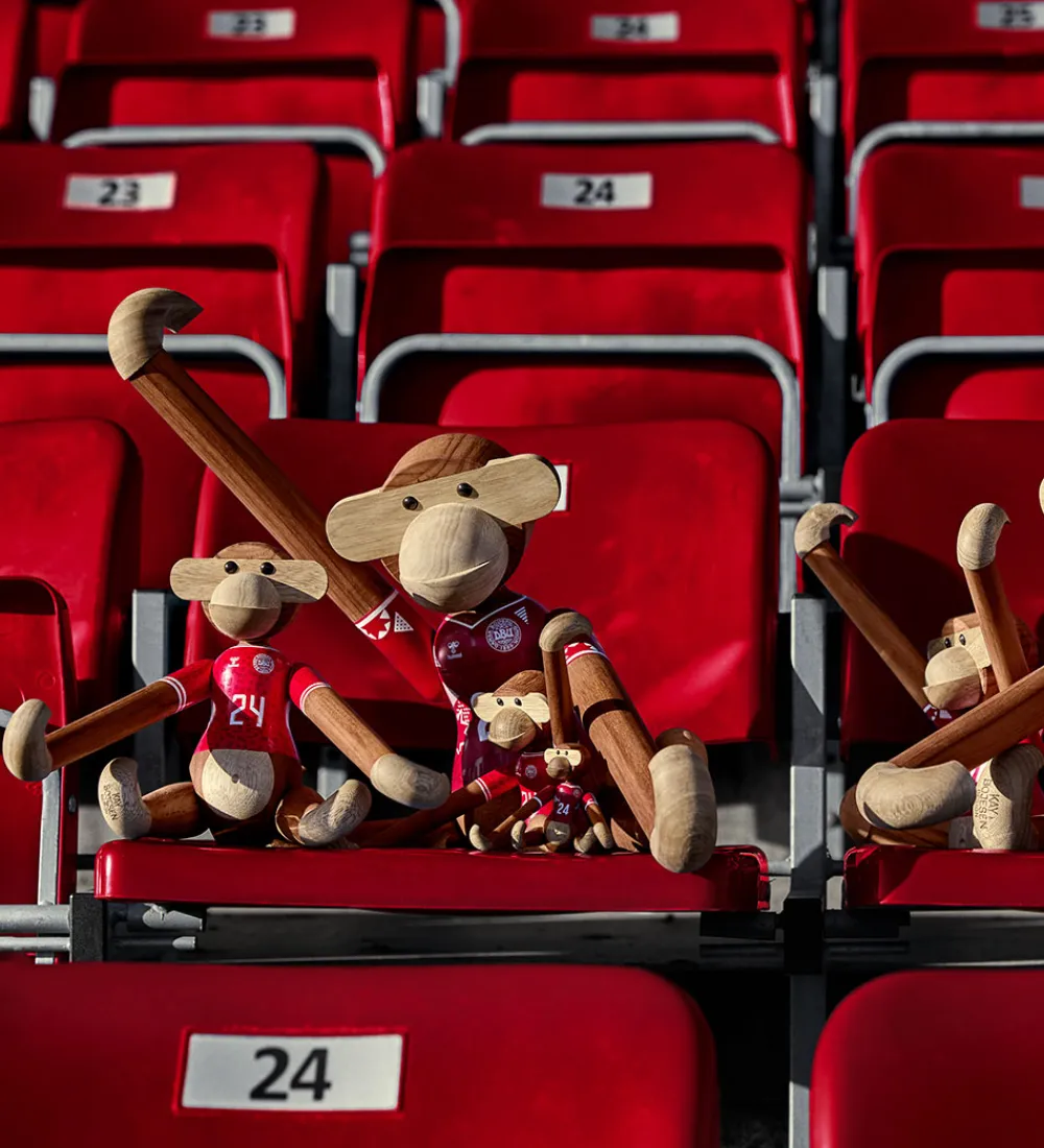 Pyntefigurer-Kay Bojesen Træfigur - Abe - DBU Kvinde 2024 - Lille - Teak/Limb
