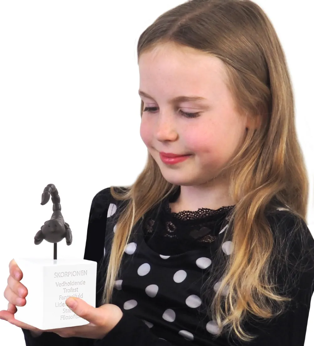 Kids by Friis Sparegrise*Sparebøsse - 6x6x14 cm - Skorpionen