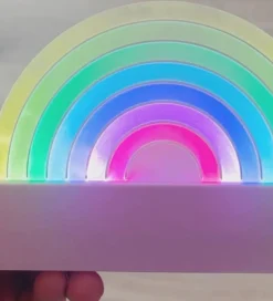 Fritstående Lamper|Lamper-Lalarma Lampe - Dancing Rainbow - 18x11x4 cm - Rosa