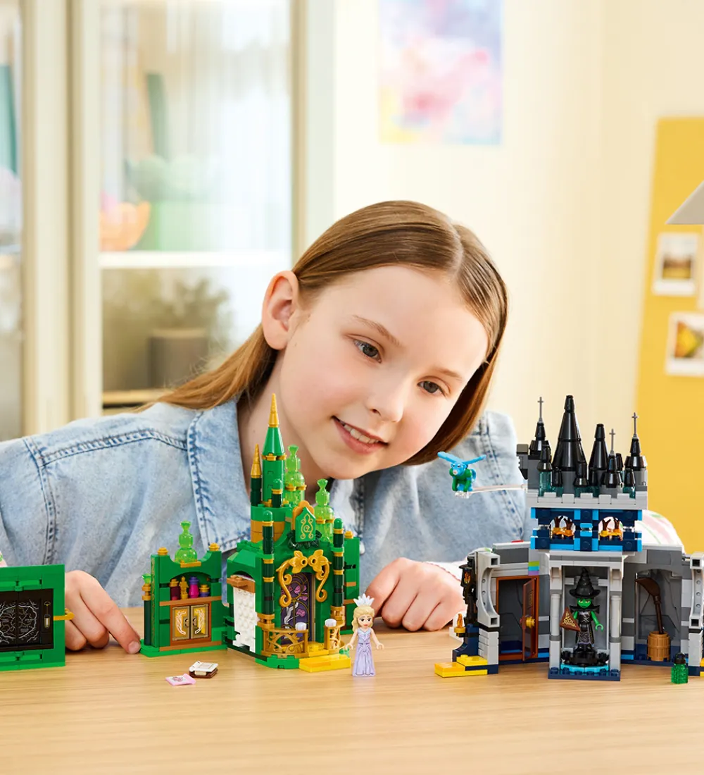 Lego®|Konstruktionslegetøj-LEGO® Wicked - Emerald City og Kiamo Ko-slottet 75689 - 860 Dele