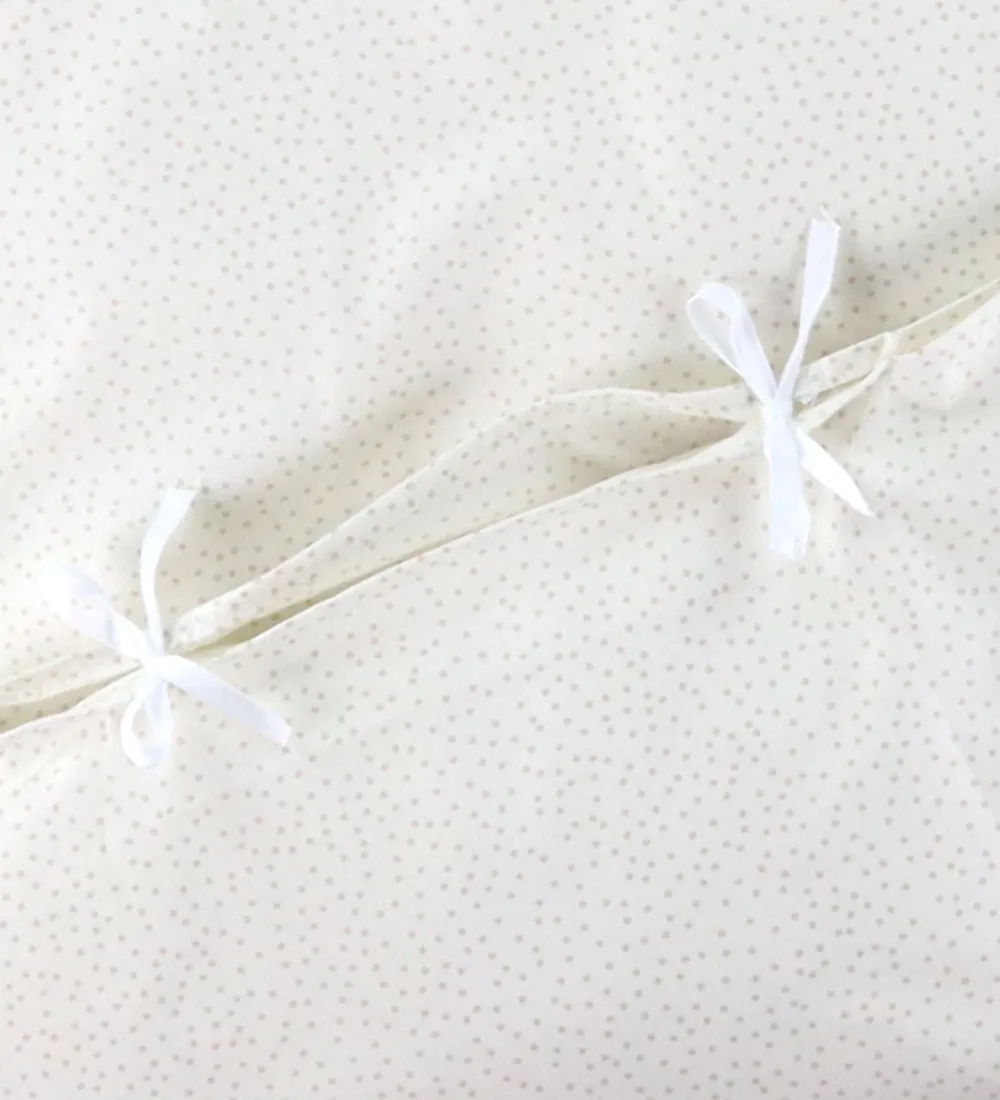 Nørgaard Madsens Sovetid|Sengetøj*Sengetøj - Baby - Off White m. Beige Prikker
