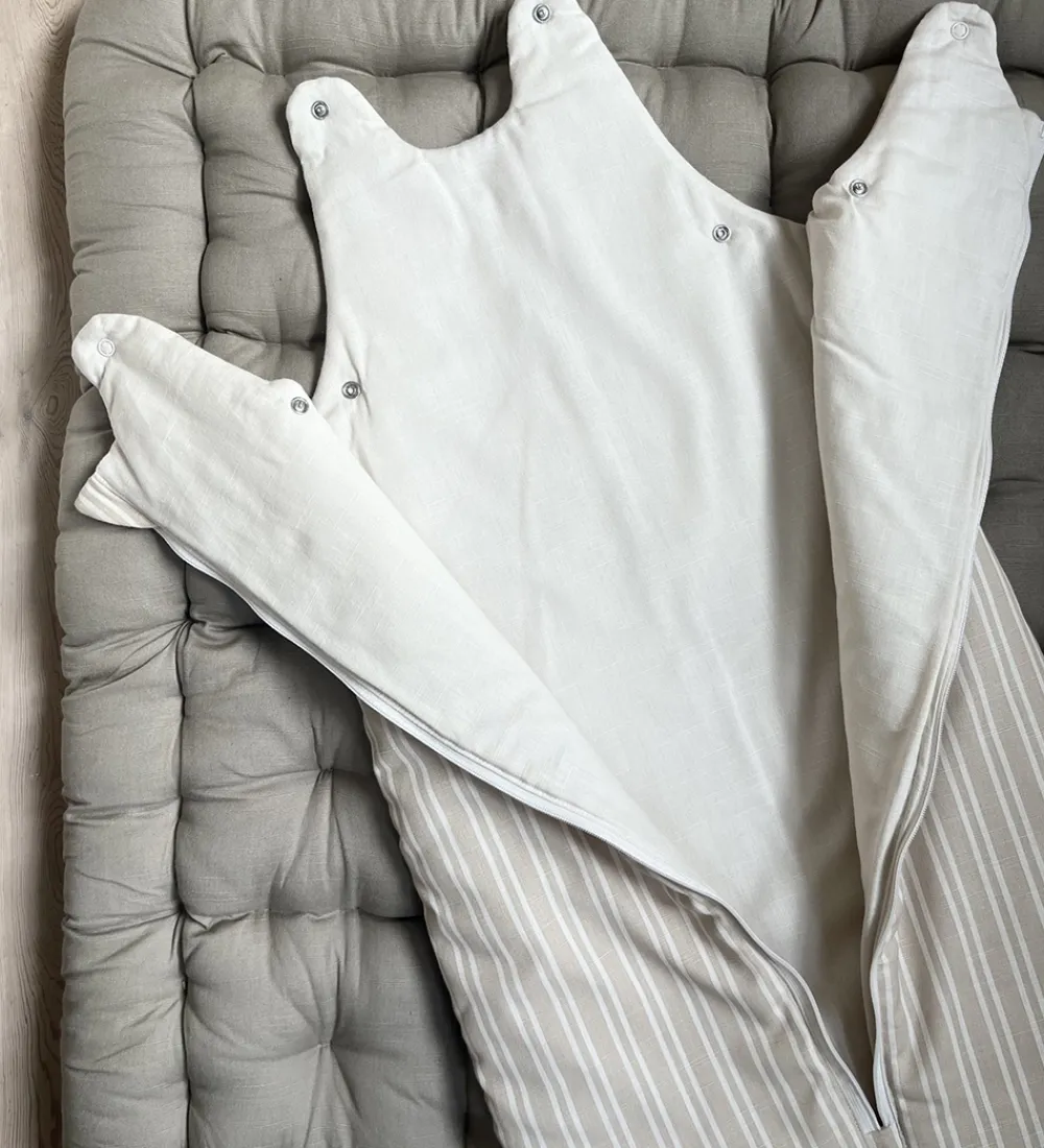 Pine Cone Soveposer*Sovepose - 6-12 mdr. - Beige Stripe